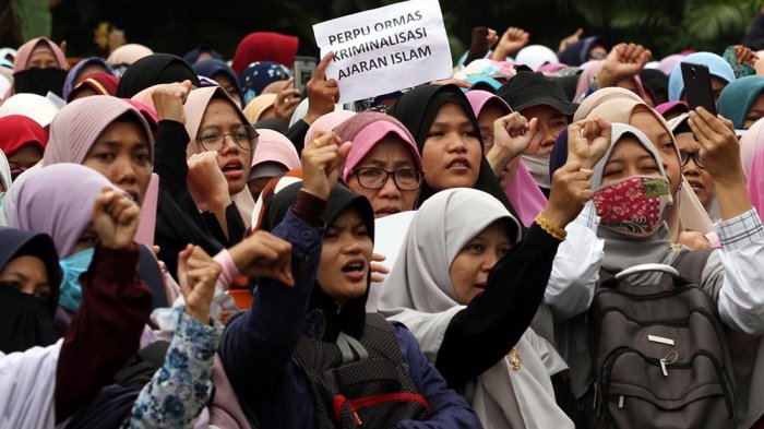 #Jokowi's #Indonesia faces increasingly intolerant and conservative youth. 78% of religious teachers in public schools supports sharia with 77% supporting Islamist groups/organisations. Public campuses becomes breeding ground for radical Islamist thoughts thediplomat.com/2017/11/islam-…