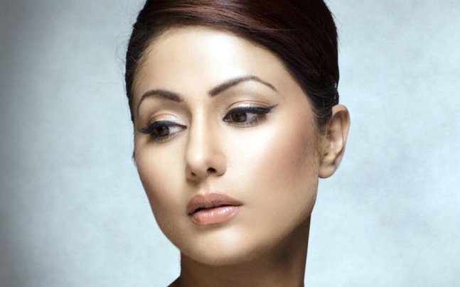 Showbiz_IT's tweet photo. Bigg Boss 11: Arshi Khan slammed for passing comments on Hina Khan's skin colour
https://t.co/ARcFdMvhvJ https://t.co/clBlZdDifK