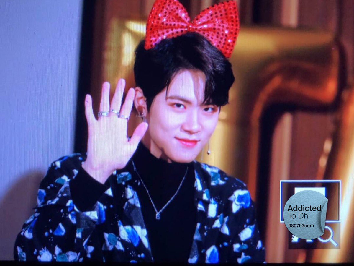 dh980703com's tweet photo. 171118 팝업스토어 팬사인회 #김동한 #동한 #JBJ https://t.co/pq2PDppE7R