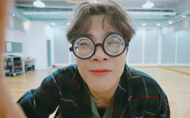 e_moonset's tweet photo. 꼭 보세용 안무 영상 ㅠㅅㅠ♥️
 #니가불어와 #아스트로 #문빈 #ASTRO #MOONBIN @offclASTRO https://t.co/Zu600Bb6T8