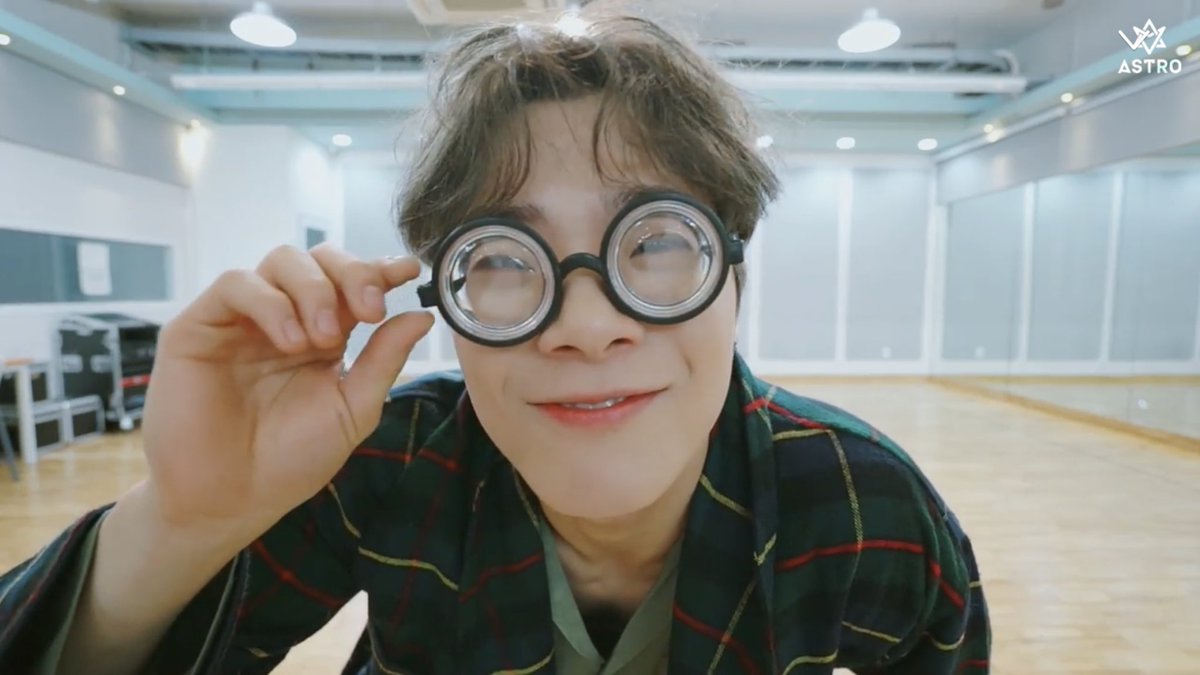 moonbin_kr's tweet photo. ㅋㅋㅋㅋㅋㅋㅋㅋㅋㅋ아 너무 귀여워 ㅠㅠㅠㅠㅠ중간에 안경 날아가쏰ㅋㅋㅋ
#아스트로 #문빈 #빈이 @offclASTRO https://t.co/Pn7xqSiDn2