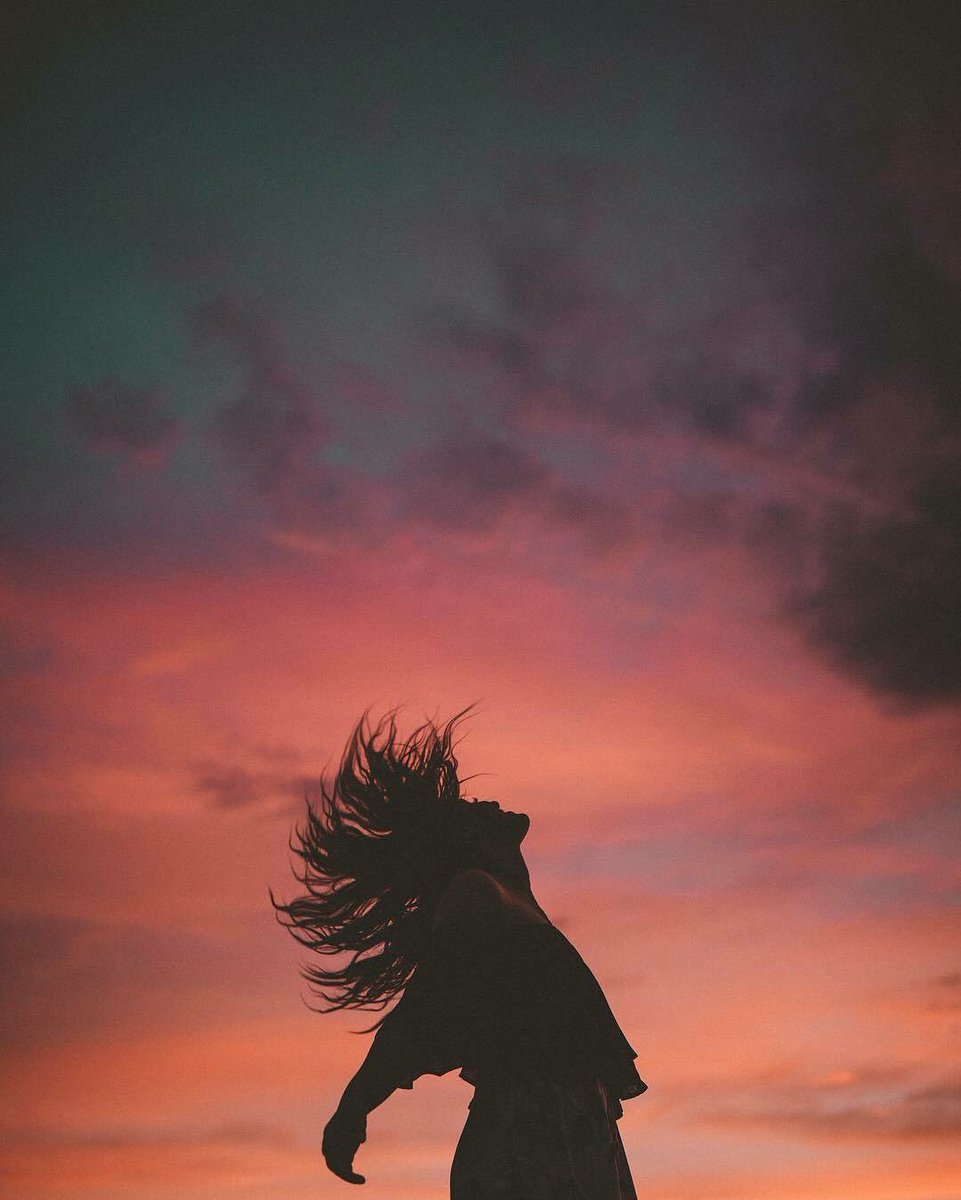 سَتأتِي الأشياء مِن تِلقاء نفسها ، دُون أيّ جُهد ، أو ستَرحل للأبد رُغمَ كلّ الجُهود

#ورده_Wardeh