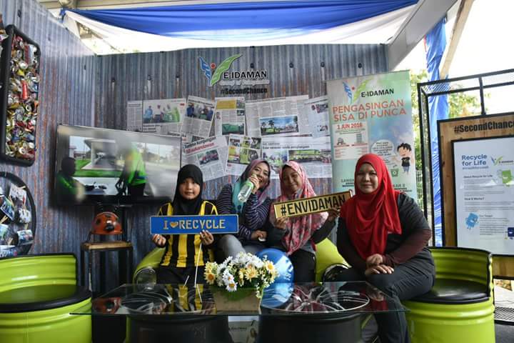 eina_n9's tweet photo. #RT @swcorp_my: RT @envidaman: :: LIVE UPDATE ::

Berlangsung sekarang Hari Kitar Semula Kebangsaan di Dataran Floria Putrajaya 
#peluangkedua #HKSK . Cari kami di booth E-Idaman Sdn Bhd nomber 20 yerr..

#envidaman https://t.co/SjN9aWAHhK
