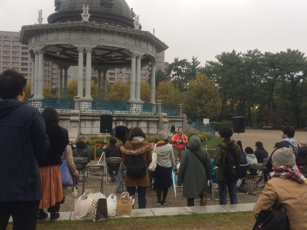 oboborobo's tweet photo. 1時間以上押してる感じです。
今、笹口騒音ハーモニカ。
寒いけど、自由であたたかい会場。すげーいい。
#hoip https://t.co/h2zH9hrT7I