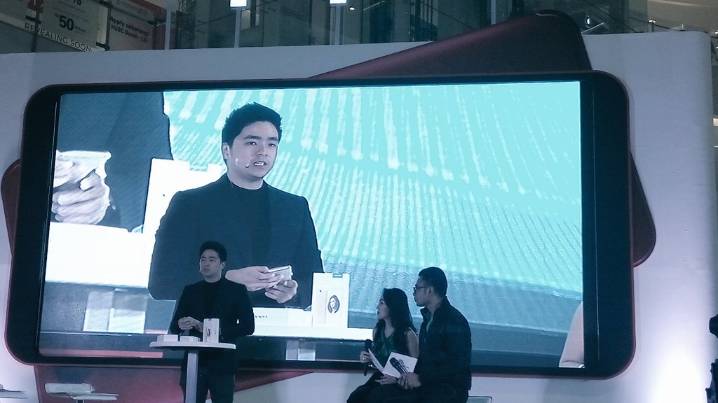 RedUltimatic's tweet photo. Kevin Hendrawan sedang Melakukan unboxing dan review #OPPOF5 #OPPOF5Launch
#CaptureTheRealYou https://t.co/MfVI9AnbqC