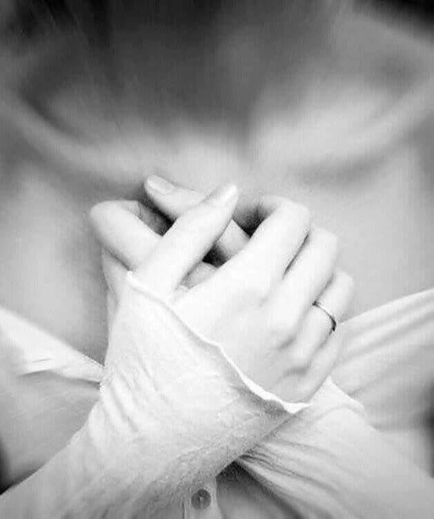 اخبرني كيف يوصف الابكم مشاعره لشخص اعمى، عندها ساخبرك انا لماذا احبك ♥️

#ورده_Wardeh