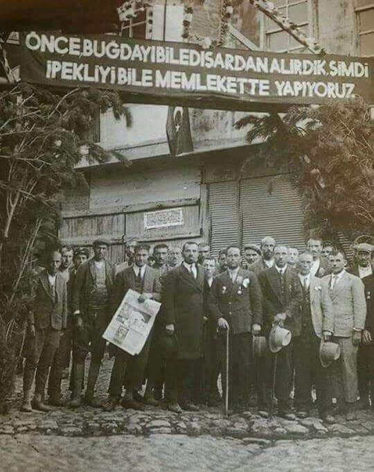 cemseymen's tweet photo. TÜİK verilerine göre bir zamanlar tarım ülkesi diye gurur duyarak anlattığımız Türkiye, 153 ülkeden ithalat yapıyor.2002 yılında 1.6 Milyar Dolar olan tarım ithalatı bu yıl 12.5 Milyar Dolara yükseldi. Cumhuriyetin üretim gururunu anlatan şu fotoğrafa bakıp kendimize gelmeliyiz https://t.co/7v7lbIDLvl