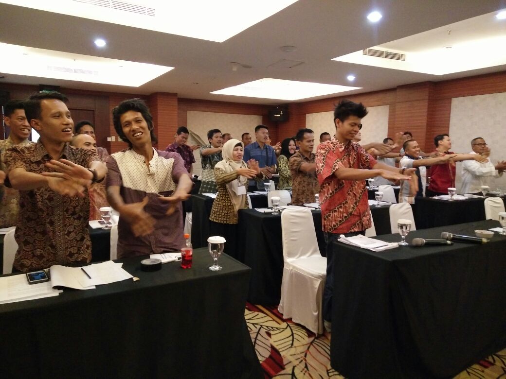Bupati HSS dukung penuh BUMDES utk kemandirian Desa 
#manfaat Dana Desa #Kalsel 
<a href="/jokowi/">Joko Widodo</a> 
<a href="/EkoSandjojo/">Eko P. Sandjojo</a>  
<a href="/taufikmadjid71/">IG : taufik.madjid</a> 
<a href="/tppindonesia/">Pertepedesia</a> 
<a href="/KemenkeuRI/">#UangKita</a> 
@fachrilabalado 
<a href="/anwsanusi/">Anwar Sanusi</a>