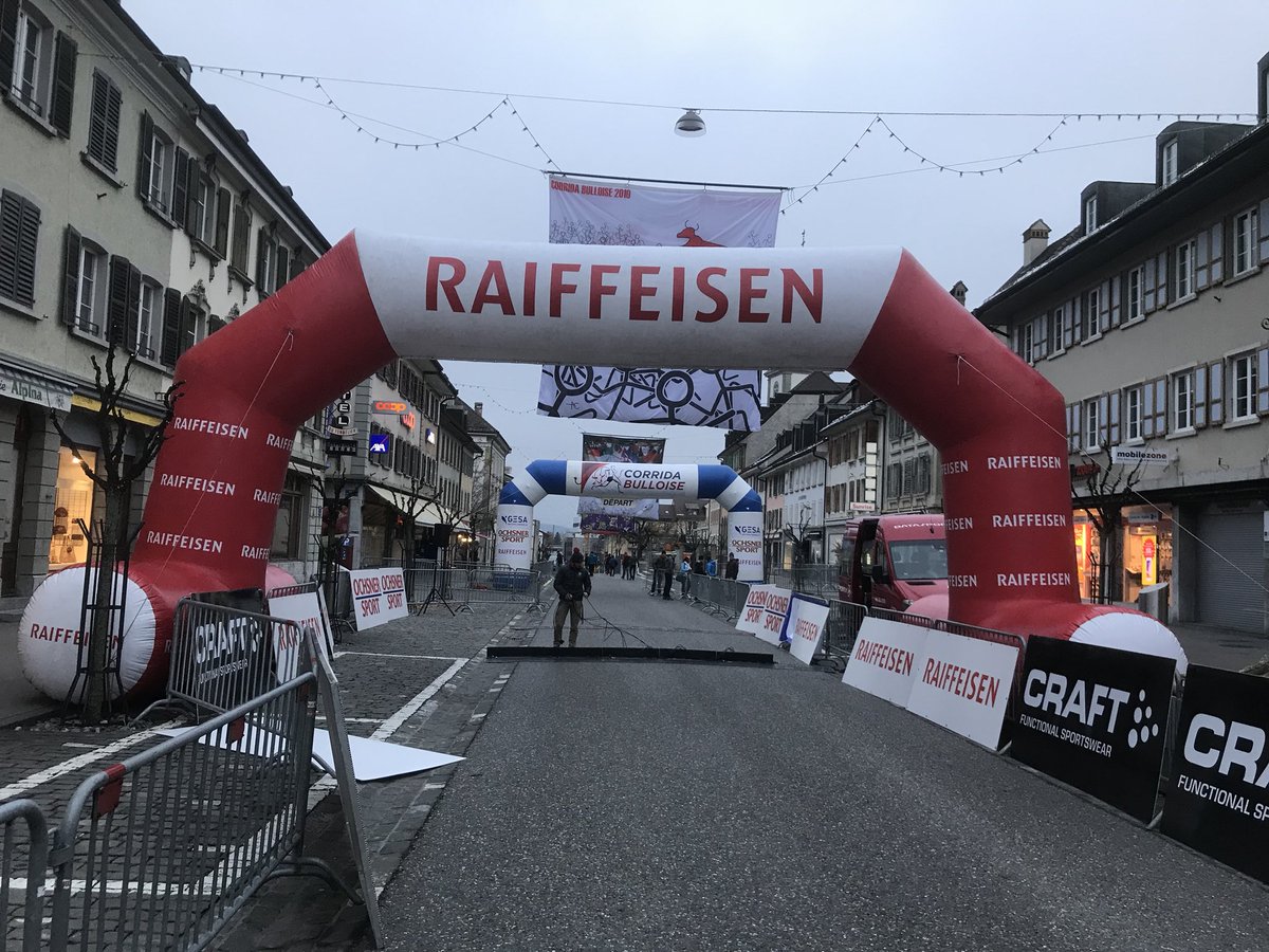 julientercier's tweet photo. Les préparatifs de la #corridabulloise vont bon train 😀. Belle journée en vue a #Bulle #running https://t.co/n2Gw6lj6Hn