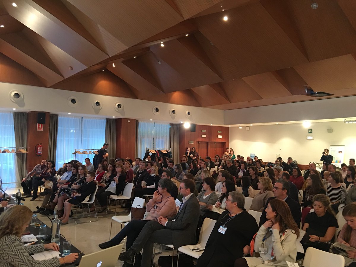 HUVV_SAS's tweet photo. Nuestra delegada de Salud @anaigt76 junto al director gerente #JoséAntonioMedina y el jefe de servicio de Traumatología del @HUVV_SAS #FelipeLuna en las III Jornadas de la #UnidadAcondroplasia @saludand @fimabis #FundaciónALPE https://t.co/Mkb05YSrL4