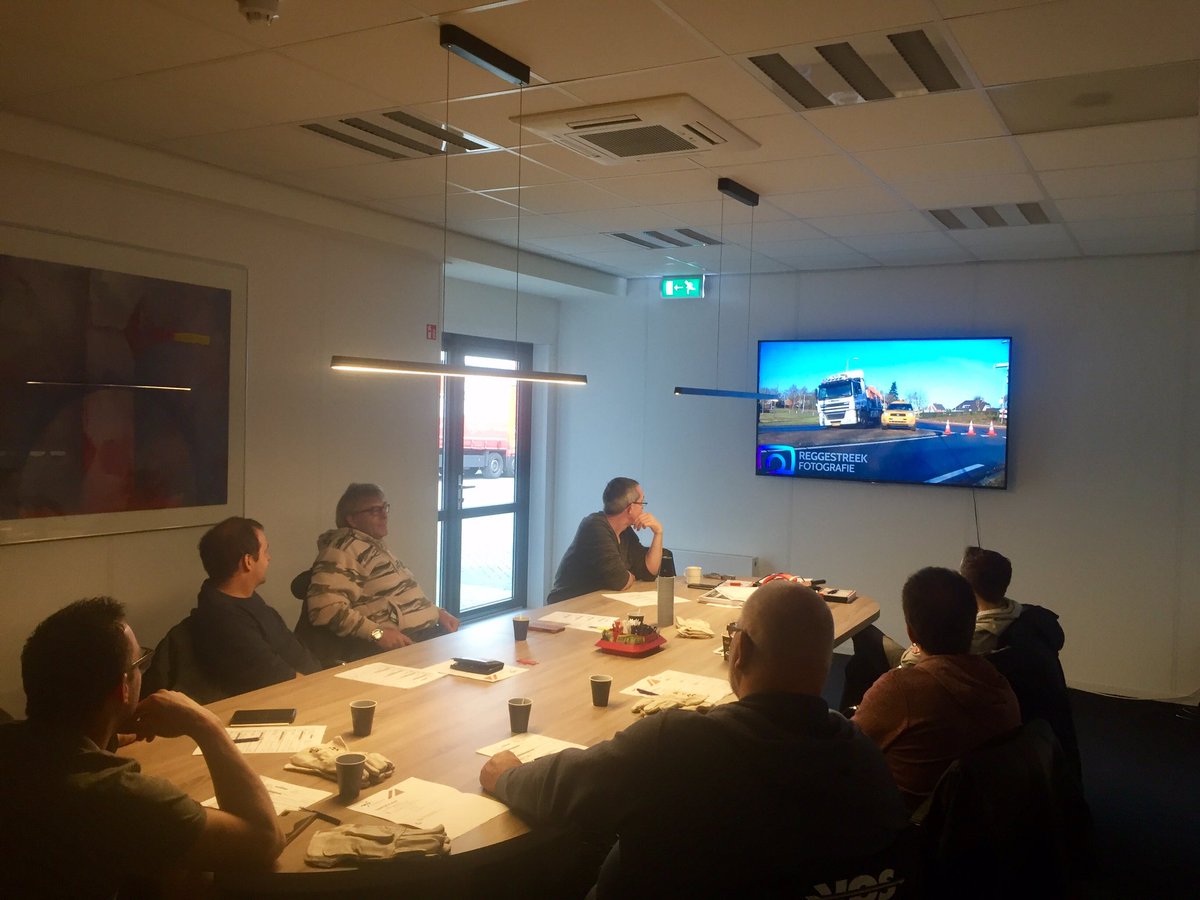 Aanwezig bij een code 95 cursus gegeven <a href="/vostransport/">Vos Transport B.V.</a> over ladingzekering. Er wordt actief deelgenomen. Erg interessant. #veilig #transport