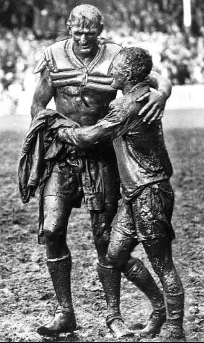 JamesSilver3's tweet photo. Well it had a good run but unfortunately rugby league now has a new greatest photo #extrahand https://t.co/bAzw3FOkUQ