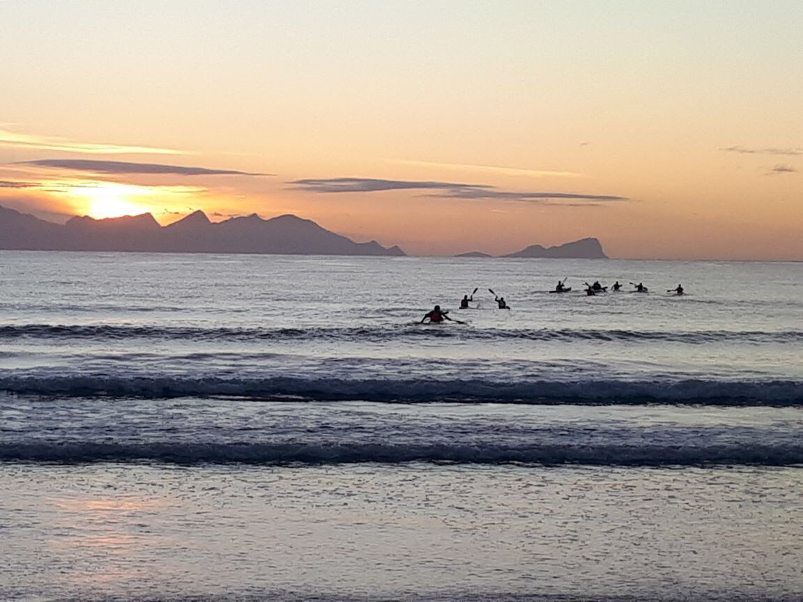Probably about as flat as HK was for Worlds this am in False Bay, let's hope the wind picks up for tomorrow, <a href="/KennyRice10/">Kenny Rice</a> <a href="/JasperMocke/">Jasper Mocke</a> <a href="/Stu_maclaren/">Stuart Maclaren</a> #cpctraining