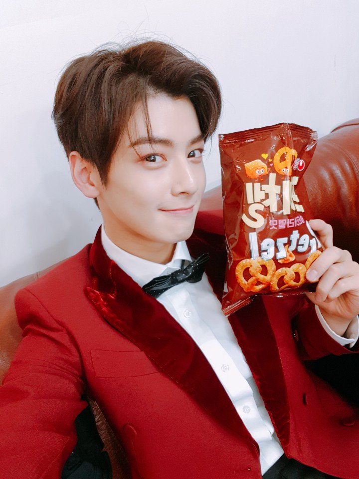 offclASTRO's tweet photo. 오이시캇타😊 오모시로캇타😄
모해요아로하??
#멋쟁이 #프레첼 #모델 https://t.co/cTMpenLoBE