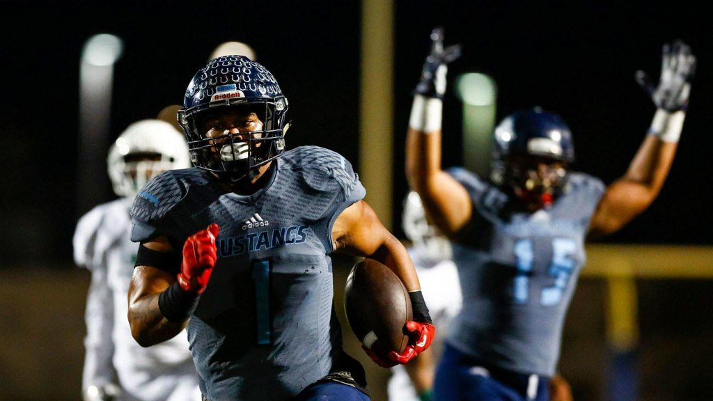 sdut's tweet photo. High school football playoff roundup https://t.co/hCvSnpEXMg https://t.co/vOeRroVX3D