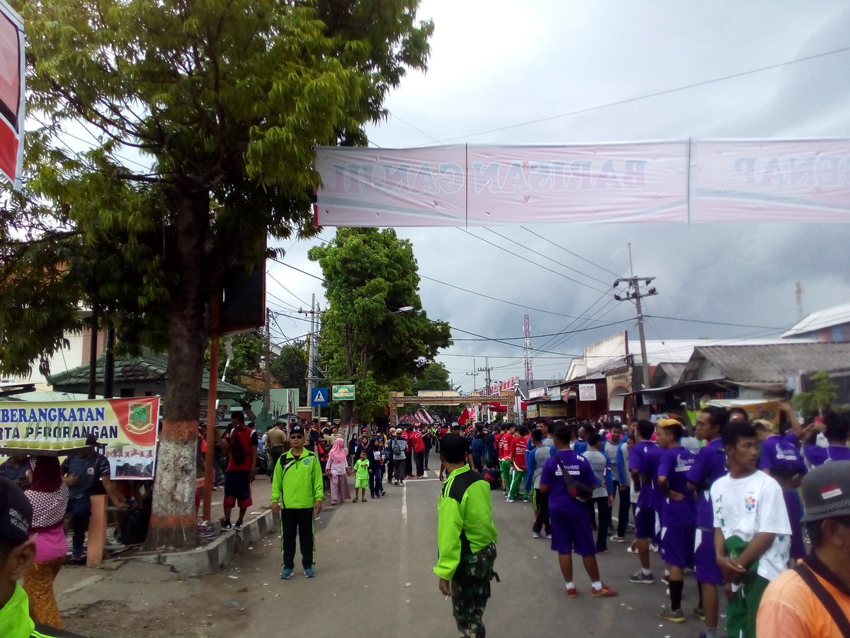 anaksehatselalu's tweet photo. Suasana pemberangkatan gerak jalan mojokerto suroboyo, cuaca mendung gelap @e100ss https://t.co/lZwcrkWPZC