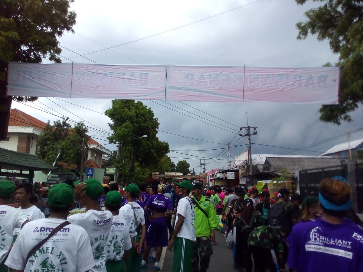 anaksehatselalu's tweet photo. Suasana pemberangkatan gerak jalan mojokerto suroboyo, cuaca mendung gelap @e100ss https://t.co/lZwcrkWPZC