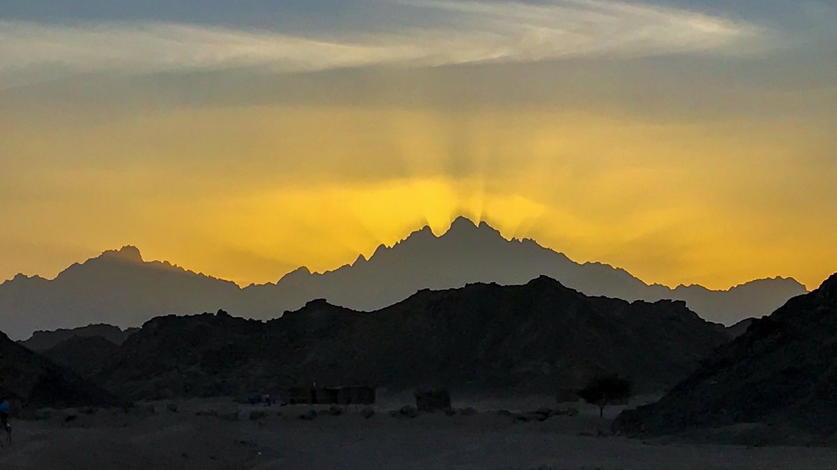 PhilippSacherow's tweet photo. After the fantastic sunrise in London - now a wonderful sunset at the Eastern Dessert ☺️.

#dessert #Egypt #easterndessert  @EGYPTAIR https://t.co/51DRn2bdZ2