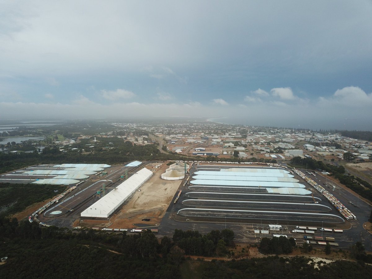 #harvest17 delayed by thunderstorms, plenty of road trains parked up this afternoon at CBH Chadwick.