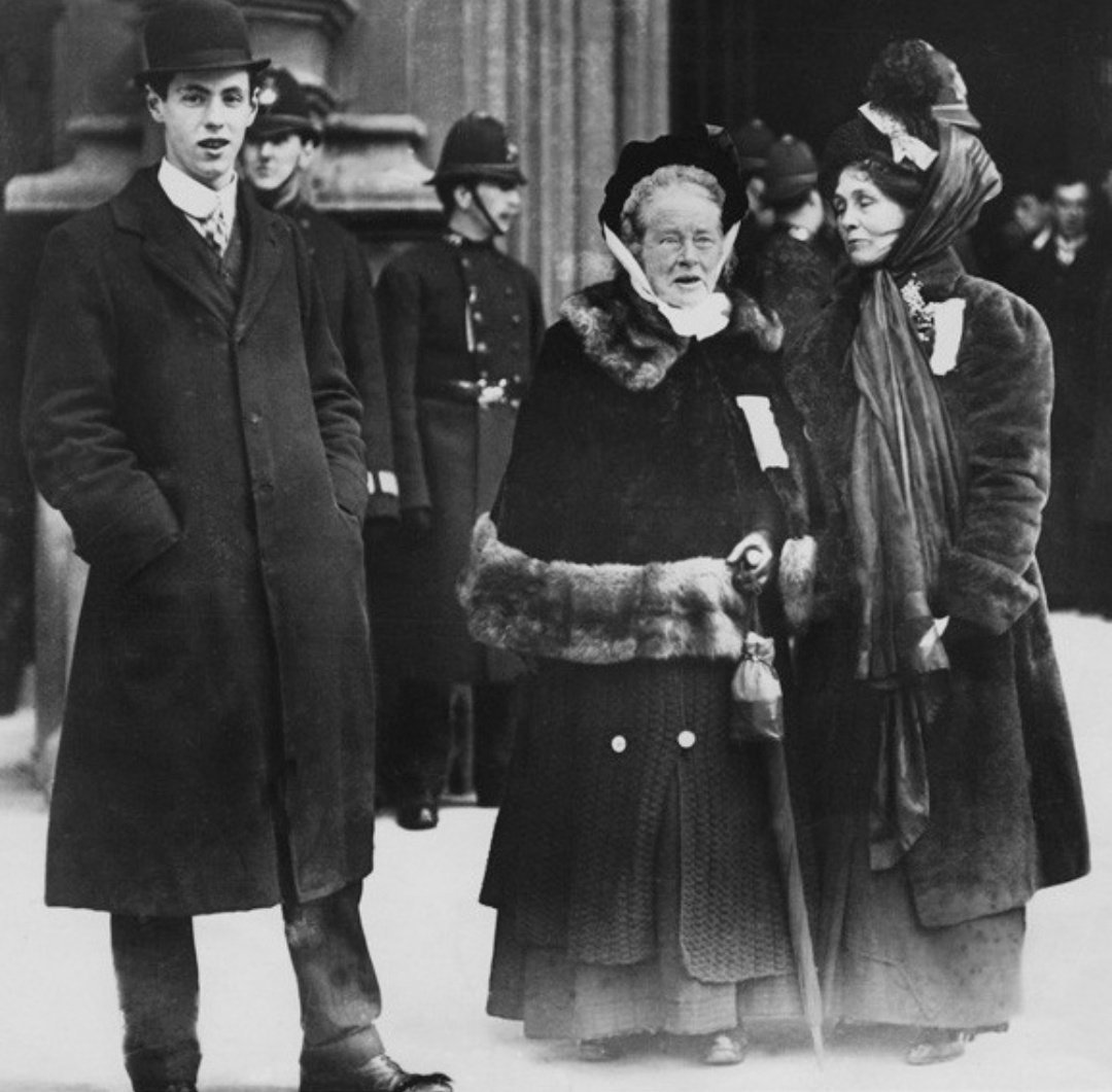 kvinnohistoria's tweet photo. 18 november 1910 misshandlades en grupp suffragetter ledda av Emmeline Pankhurst utanför brittiska parlamentet då de genomförde en fredlig protest för kvinnlig rösträtt. Händelsen är känd som Black Friday då polisen brutalitet var särskilt stor. https://t.co/1ssI2brvJN