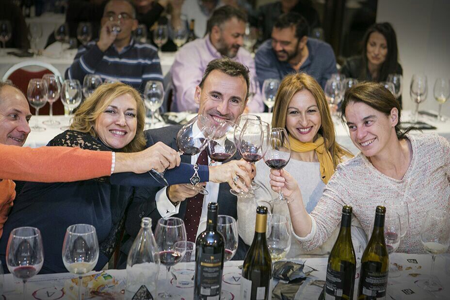 pedrobalancines's tweet photo. Ando pensando que hoy como cada día (atendiendo a la media de ventas), más de mil mesas en distintas partes del mundo, compartirán una de nuestras botellas de vino para disfrutar de un momento bonito de sus vidas. No se me ocurre ningún motivo mejor para hacer lo que hago. https://t.co/juCLtcTa5X