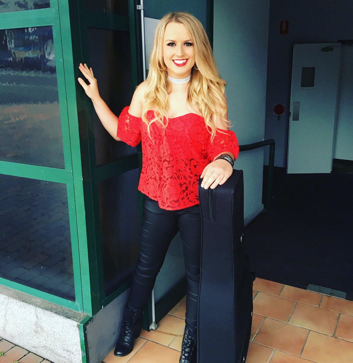 christielambmus's tweet photo. Loading in at @kiamaleagues 🎸
Thanks to everyone who's made the trip tonight ❤️❤️
#FeelingTheLove #LoadedTour #CantWipeTheSmileOffMyFace 😊 https://t.co/TPTROtWjnw