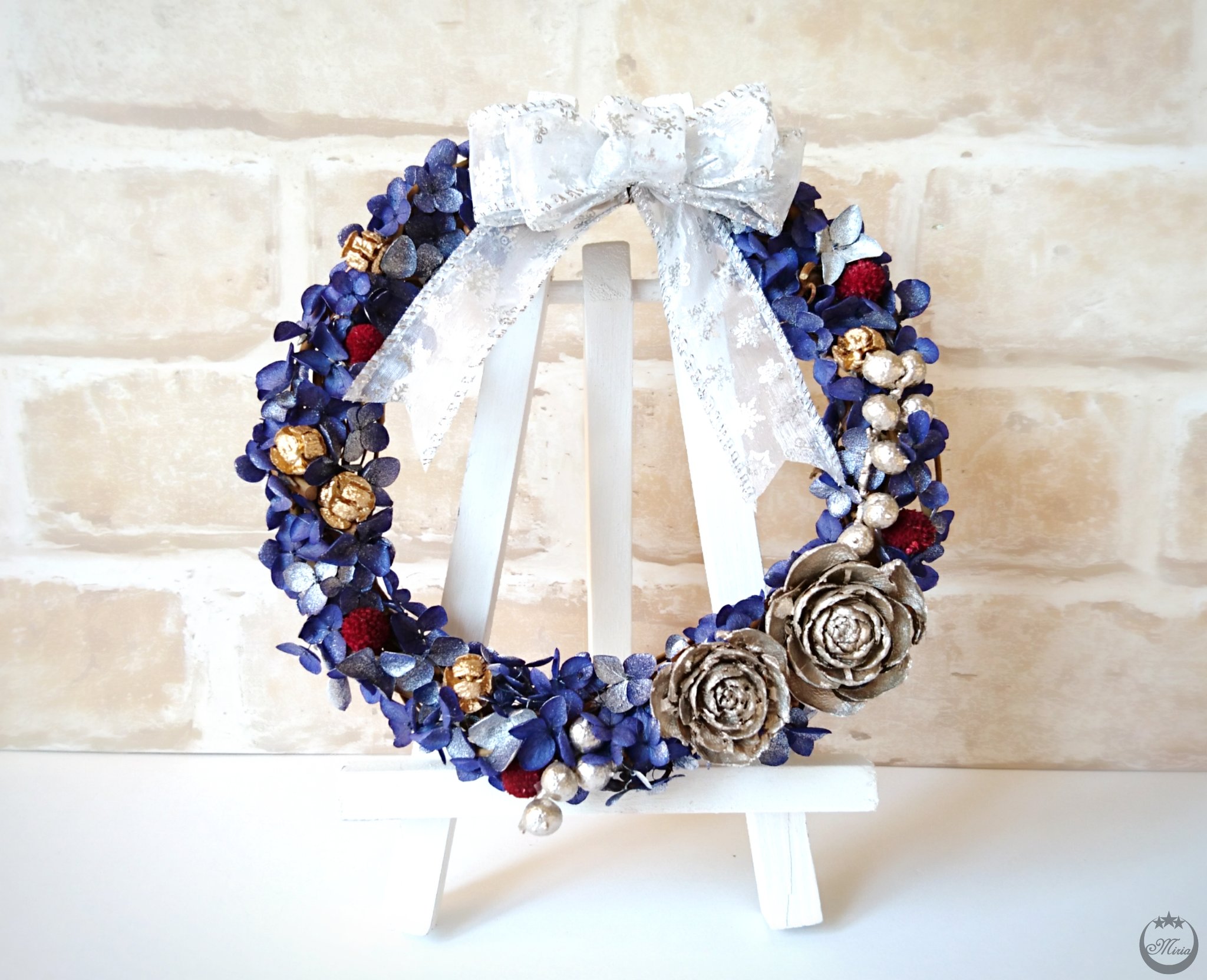 Miria Atelier Miria No Twitter リース アジサイと木の実のクリスマスリース シルバーブルー 青 にシルバーが散りばめられたアジサイをベースに 赤とプラチナシルバーの木の実を飾り リボンもシルバーでまとめました シックな雰囲気のリースです Creema