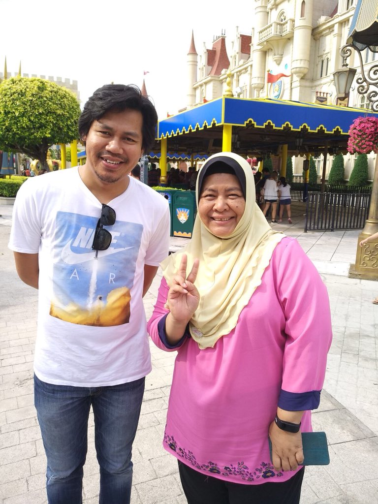 SuryaniAtan's tweet photo. @jep_sepahtu Jumpa Jep Sepahtu hari ini di Universal Studio Singapore. Cia cia cia 😊 https://t.co/p3z5hRj6IU