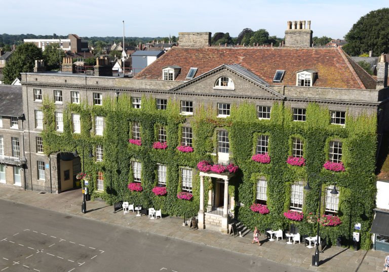 Boasting boutique hotels to stay in, cosy cafes to relax in and pretty villages to stroll around, #BuryStEdmunds and Beyond is the perfect place to enjoy a relaxing pre-Christmas getaway... Check out our Places to Stay guide to book your trip! > ow.ly/4K3730gDJzt