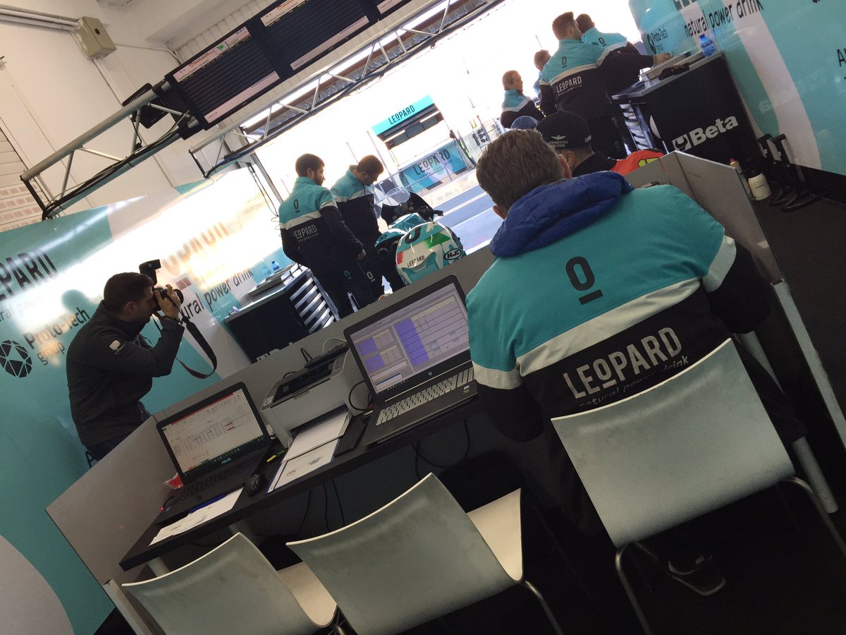 ¿Preparados para la última carrera del @fimcevrepsol 2017? Vamos a por ella!!! <a href="/CircuitValencia/">Circuit Ricardo Tormo</a> <a href="/leopardFIMCEV/">Leopard Impala Junior Team</a> <a href="/AaronRider47/">aaron polanco</a>  #moto3 #race #motorsport #motorcycle #comunicación