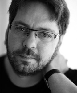 Vandaag zijn Sophia Drenth, Anthonie Holslag en Jasper Polane te signeren op de #dutchcomiccon Kraam DS-J05. We wensen iedereen veel plezier vandaag! #dedissidenten