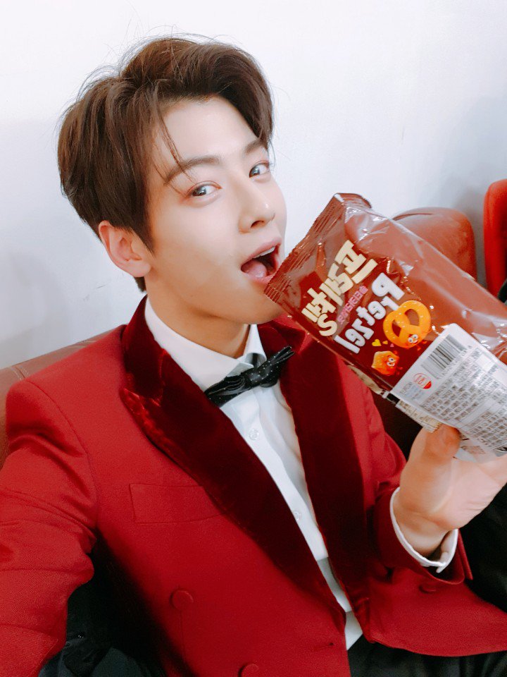 AstroArohaMex's tweet photo. 171118 [Trad] #ASTRO #아스트로 Twitter

Es delicioso😊 Es divertido😄
AROHA, ¿qué estás haciendo??
#ChicoCool #Pretzel #Modelo https://t.co/GyJJNDZsFI