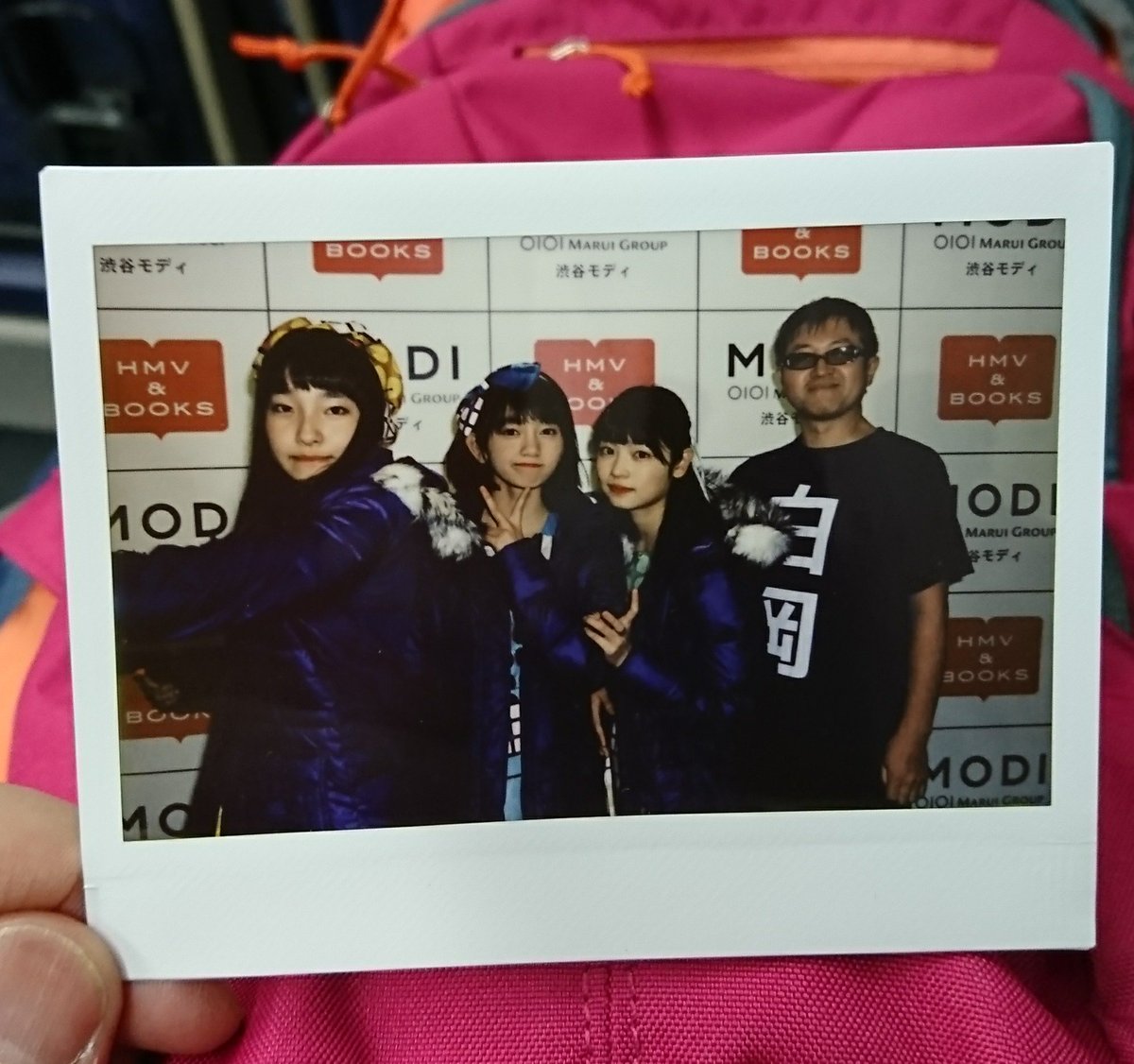momolovesme69's tweet photo. HMV&BOOKS TOKYO2周年記念ライブ@渋谷MODI
俺の白岡Tシャツを見た今日花ちゃん(別にうれしくないという風に)「これ、最近着てる人よく見る。白岡市とかのでしょ」
俺「違うよ、作ったんだよ」(と背中を見せる)
メンバー「おおー」
今日花ちゃん(別にうれしくないという風に)「ふーん」
ツンデレかよ泣 https://t.co/uA7vTJSiwW