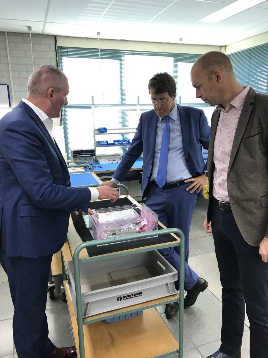 Burgemeester Eric van Oosterhout op bezoek bij het bedrijf Landes High End Machining. Herman Koning en Sander van der Laan leggen de complexiteit van precisieverspaning uit!