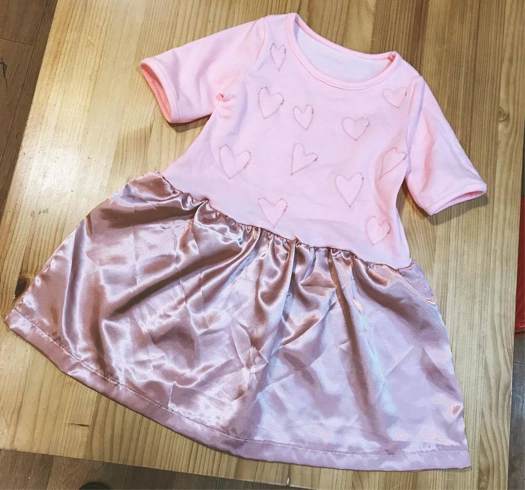 Barrylewis على تويتر キッズ スウェットxサテン ギャザー切替ワンピース ハンドメイド 子供服 カットソー ワンピース 本人デザイン 裏起毛薄手スウェット サテン ピンク 共布ハートアップリケ T Co Se2daalrtk T Co 7hitkr0svn