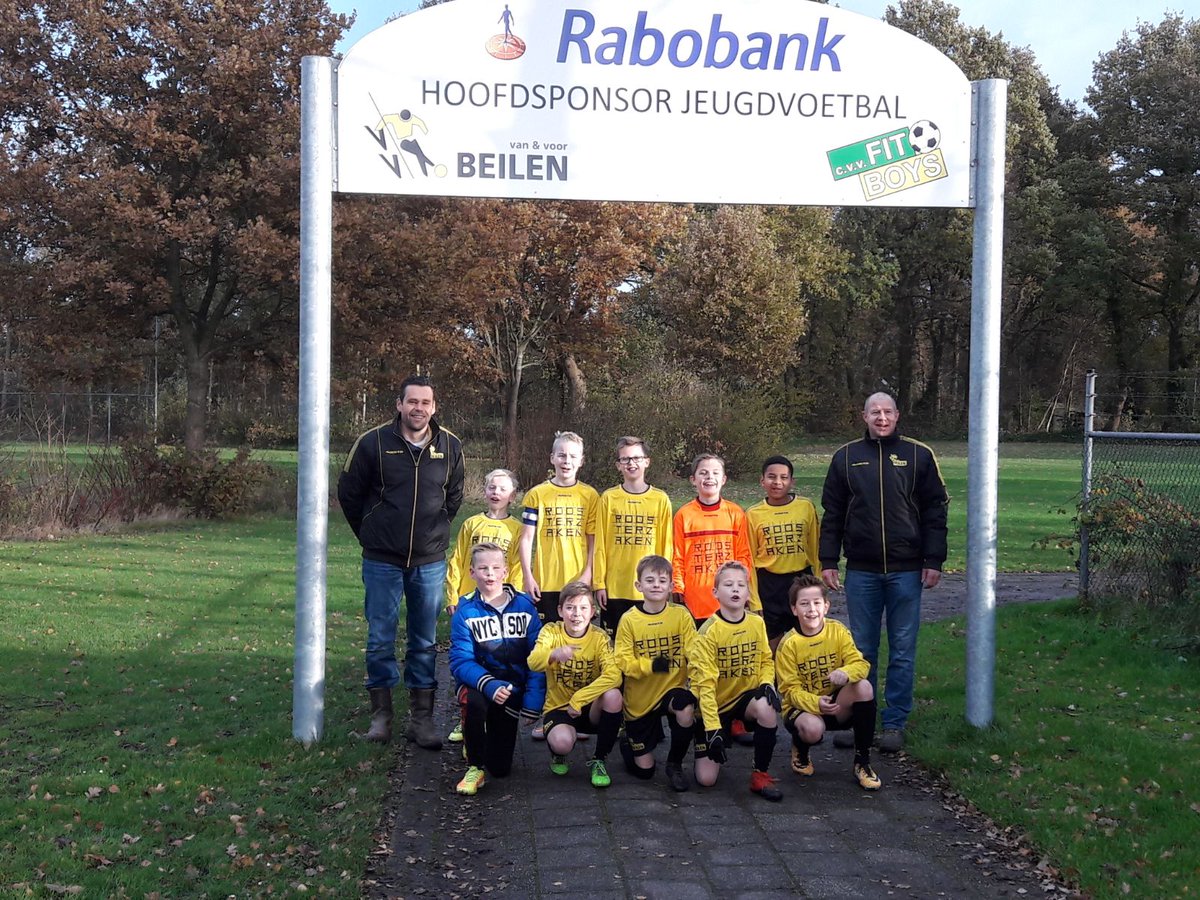VVBeilen's tweet photo. Beilen jo11-1 heeft 2 nieuwe sponsoren: interpand en roosterzaken. Een leuke foto onder het bord van onze jeugdsponsor @RaboAssenND https://t.co/YEl7lrjlCp