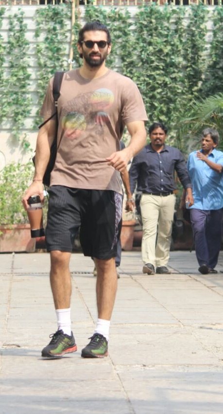 AdityaRoyKFC's tweet photo. #AdityaRoyKapur spotted at the gym 😍 https://t.co/11WI2CHZkC