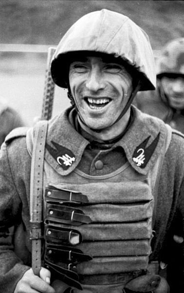 Hal 古き悪しき時代大好き侍 イタリア軍は弱い 言うけどそもそも彼等は外征なんて考慮してなかった イタリア 自体が大した植民地も持ってなかったのでイタリア軍も自然 本土防衛 を重視したんだ だから航空機や艦船の航続距離も短い その戦略も 本土 Hal 古き悪しき時代大好き侍 イタリア軍は弱い 言うけどそもそも彼等は外征なんて考慮してなかった イタリア 自体が大した植民地も持ってなかったのでイタリア軍も自然 本土防衛 を重視したんだ だから航空機や艦船の航続距離も短い その戦略も 本土