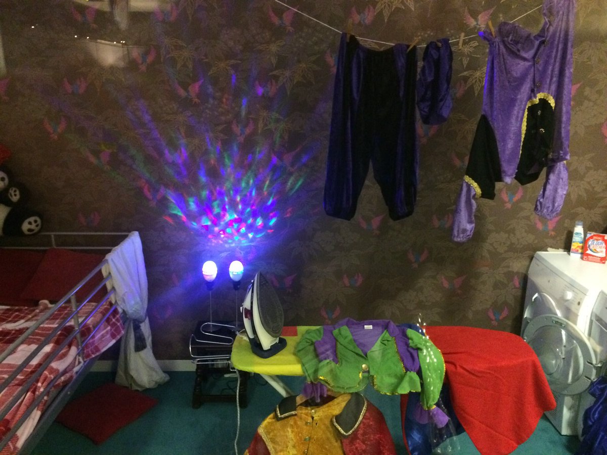 Met dank aan <a href="/pietenontour/">pietenontour</a> heeft de #Sint sinds vandaag een #Pietenhuis in #Zeewolde staan. Kinderen (en ouders) kunnen de komende weken voor diverse activiteiten naar dit pand in de #Raadhuisstraat gaan.