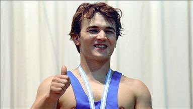 Türk halteri çok büyük bir değerini yitirdi. 

Katıldığı her şampiyonada göğsümüzü kabartan Olimpiyat ve Dünya Şampiyonumuz Naim Süleymanoğlu’na Allah rahmet eylesin. Ailesi, sevenleri ve spor camiamızın başı sağolsun. Mekanı cennet olsun.