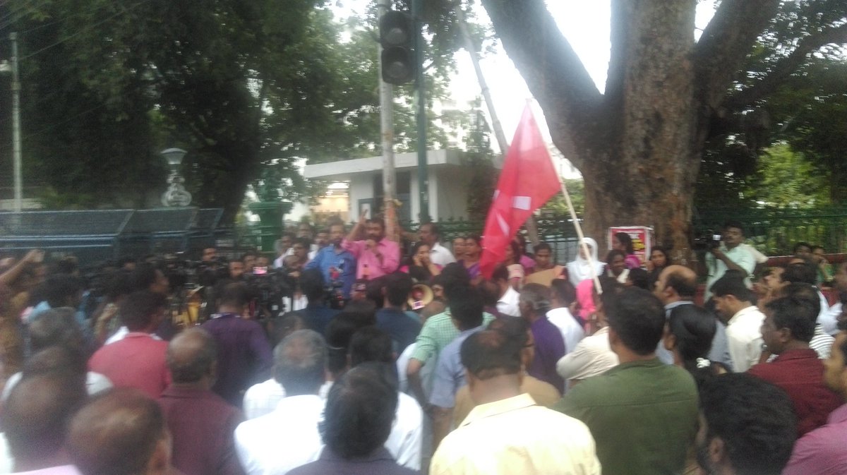 cpmsasthamangal's tweet photo. Trivandrum city #Mayor Com: VK Prasanth injured in the attack by #BJP goons with the support of BJP councilors. Protest demonstration by #CPIM #Trivandrum DC in front of Secretariat, Trivandrum.
#RSSTerror #RSSTerrorInTrivandrum https://t.co/2jJxWyzi0w