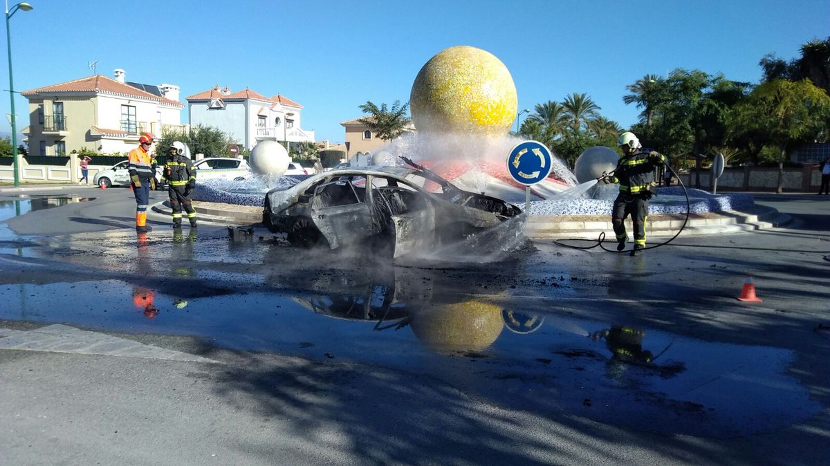 Ayudamos a bomberos a la extinción de un incendio en un vehículo #alhaurindelatorre