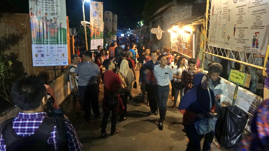 ngayogjazz's tweet photo. Sambil jalan-jalan keliling dari panggung ke panggung #Ngayogjazz2017 tetap waspada ya, honn. Jaga barang bawaan pribadi. Luwih-luwih menjaga hati~ https://t.co/I3ffdwJV9H