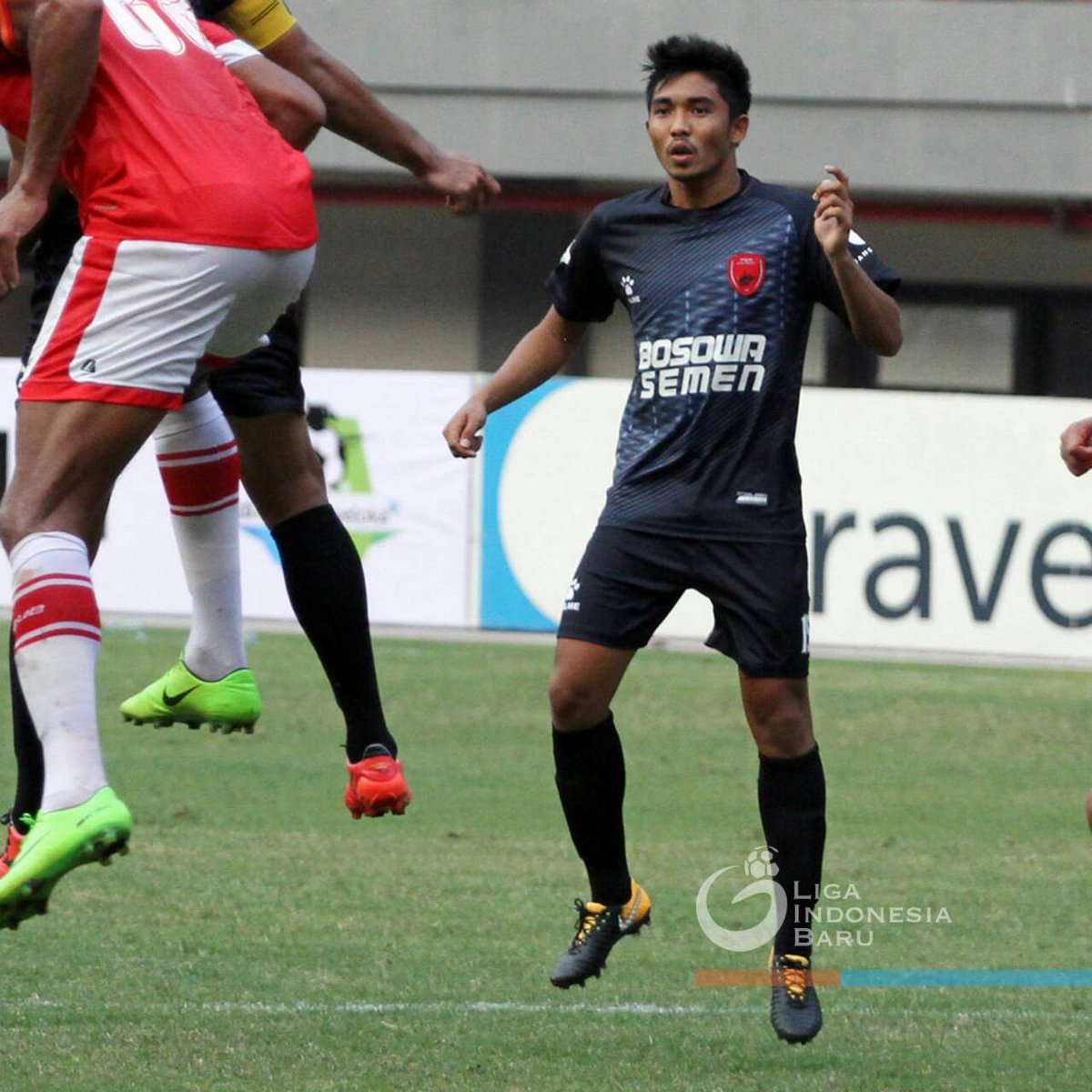 Liga1Match's tweet image. Makassar tak henti memproduksi gelandang muda berkualitas. Kali ini M. Arfan yang menyita perhatian.

Penampilan ngotot dipadu dengan visi bermain &amp;amp; passing mumpuni membuat Arfan mendapat panggilan perkuat Timnas U-22.

Tak hanya itu, Arfan masuk 3 kandidat pemain muda terbaik.