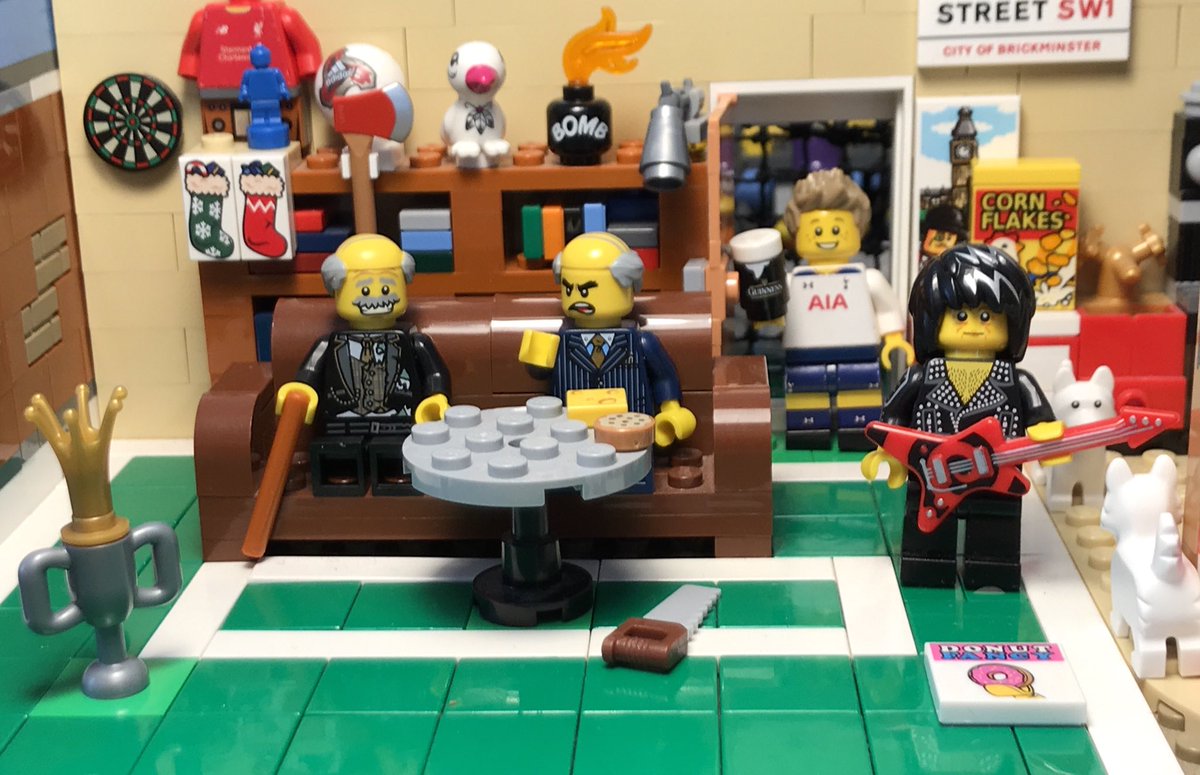 NielsChrFred's tweet photo. Waldorf and Statler skændes videre i deres PL-pubcast kl. 12.30 på TV3+ Undervejs er der bold helt ovre fra London 👴🏻🇬🇧👊🏻🏐 #ARSSPU https://t.co/jx8vk2ffgh