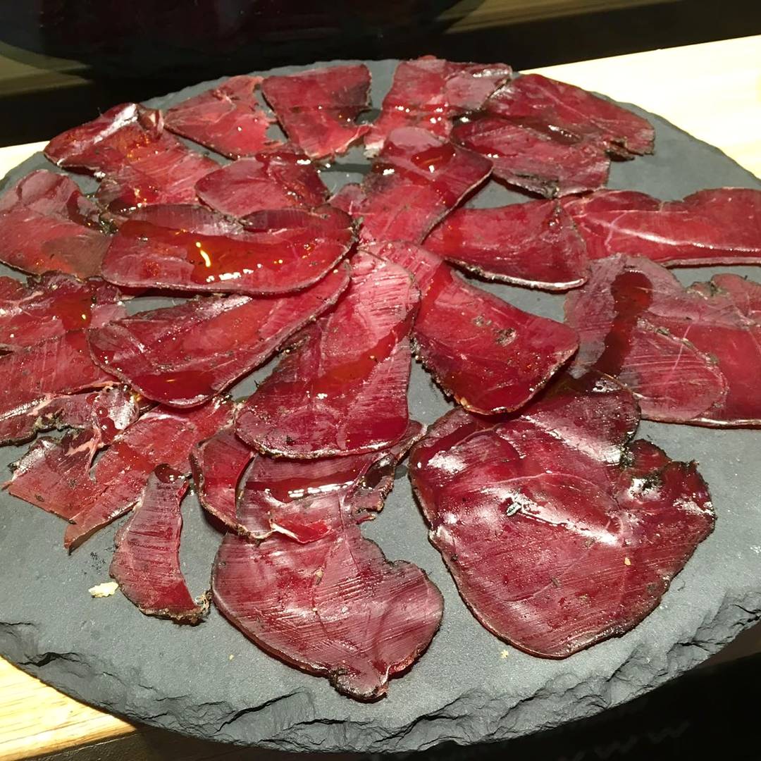 SITIAZO <a href="/TheOneWineSpain/">THEONEWINE</a> en Chamberí. Tienda de vino y carta de picoteo. Qué ricas la 🐟sardina ahumada 🐚ostras Amèlie 🦌cecina de ciervo con tomillo🍷Vinazos, toda la gama <a href="/VinoRodeVera/">Pepe Rodríguez de Vera</a>, asesoran de forma simpática y no cobran descorche👌 Muy recomendable!