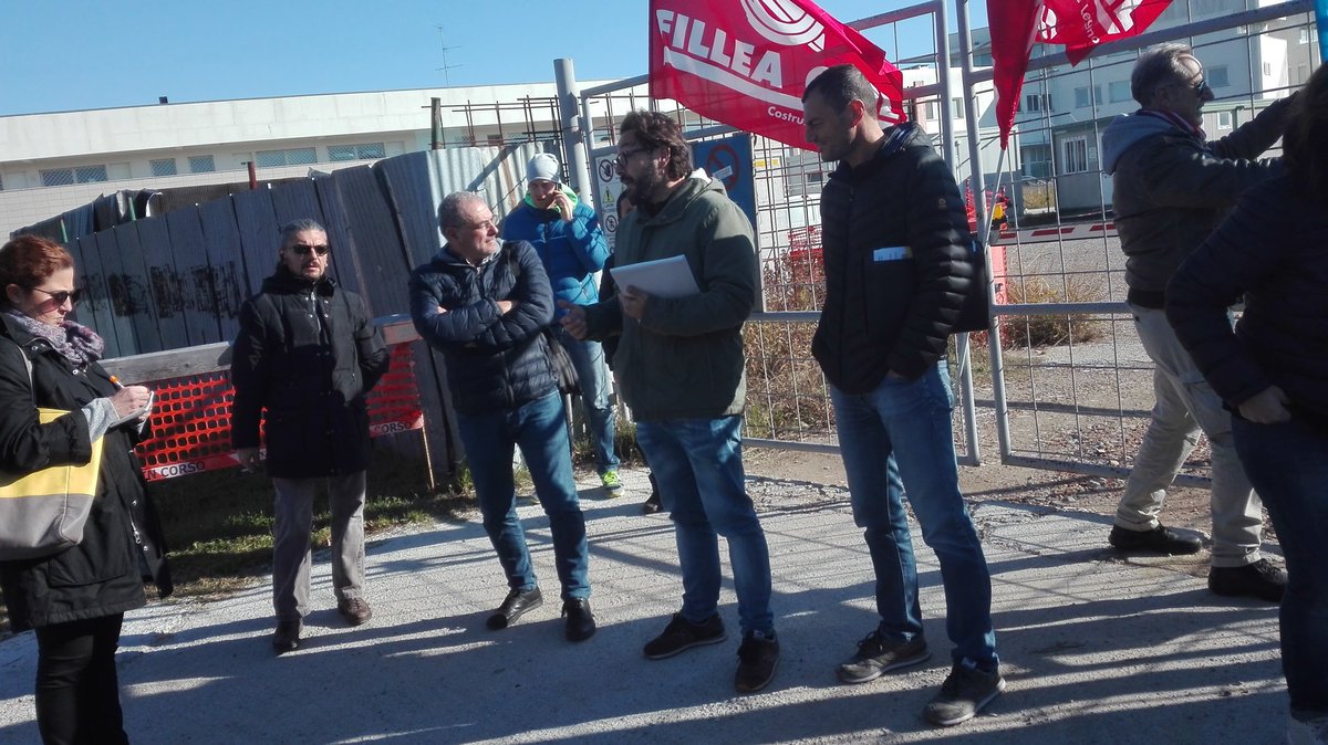 CgilRavenna's tweet photo. #Ravenna, #18novembre: fillea #cgil, filca #cisl e feneal #uil avanzano proposte per uscire dalla crisi dell' #edilizia.
Necessari investimenti mirati, rigenerazione, green economy e stop appalti al massimo ribasso, per rilanciare il settore https://t.co/BKq6ONBPUU