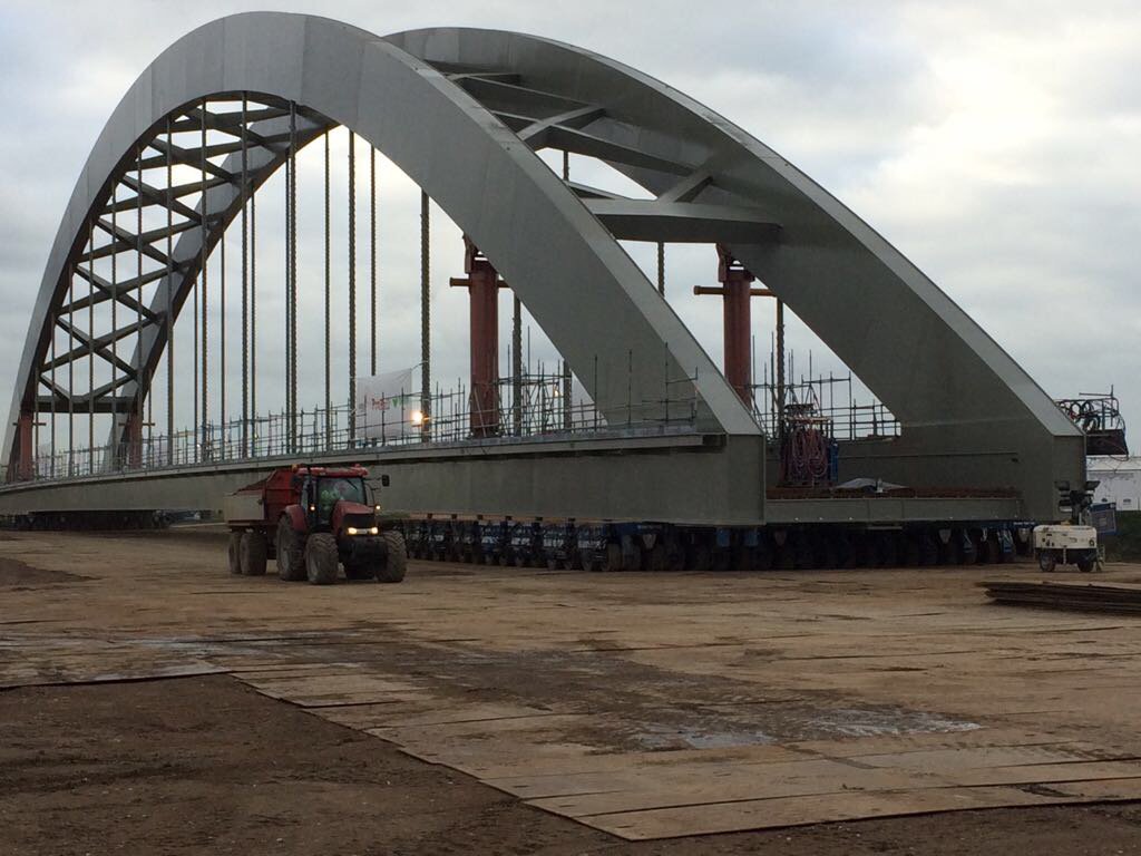 BAMGroep_NL's tweet photo. Brug #UtArk gaat op rolletjes! Vandaag dag 2, de dag van de grote draai voor #spoorbrugutrecht Amsterdam-Rijnkanaal @ProRail @BAMInfra_nl @HSM Steel Structures BV. https://t.co/ckk0Gbf8Jq https://t.co/TctsS4z8iE https://t.co/f94e6T35fK