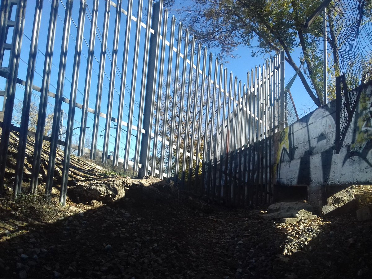 ARFrontelo's tweet photo. @metro_madrid buenos dias, cerca de la estación de Lago, por el camino paralelo a las instalaciones de la policia el vallado perímetral de las vías esta en mal estado y hay un agujero por donde pueden entrar animales o incluso niños. https://t.co/7IlglmQCUT