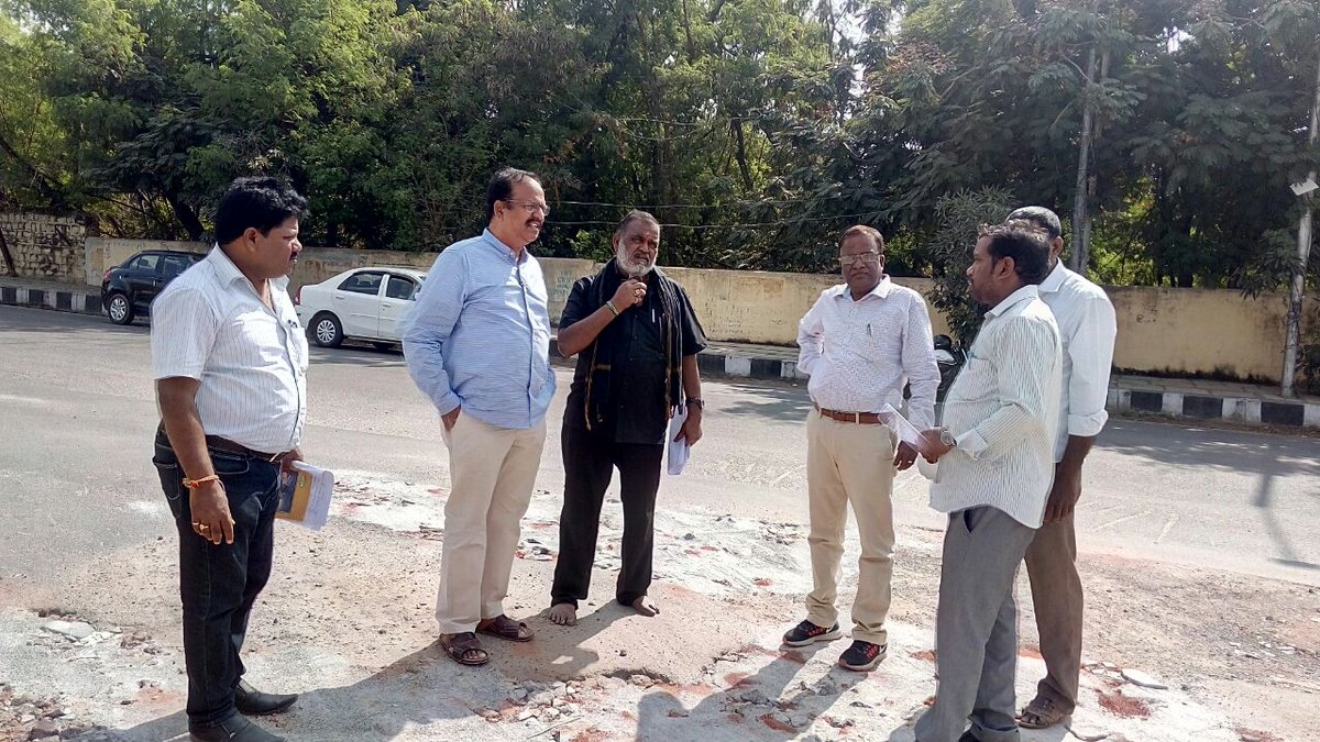 Hmwssbdgmvjpngr's tweet image. @HMWSSBOnline @hmwssbgmom13 sir inspecting junction works at ztc  under pd-8 #worldbankproject